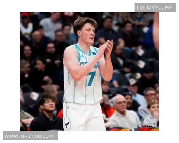 黄蜂首节三分火力全开全队命中率高达583展现外线实力